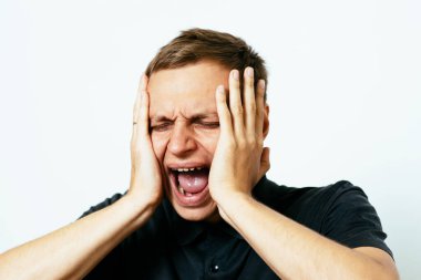 Fotoğraf stüdyosundaki umutsuz adam. 