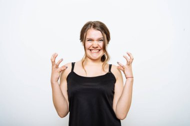 Fotoğraf stüdyosunda kızgın bir kadın.