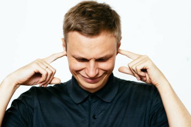 Fotoğraf stüdyosundaki umutsuz adam. 