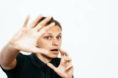 Adam korkudan korkuyor.