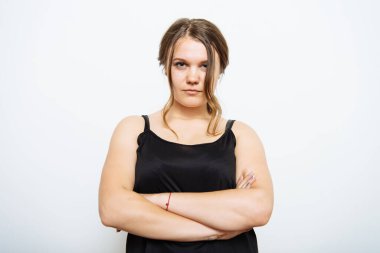 Kollarını kavuşturmuş bir kadının portresi.