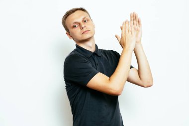 Adam alkışlar ve alkışlar