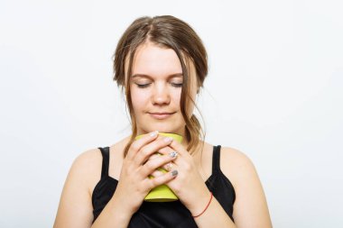 Fotoğraf stüdyosunda fincanlı adam.