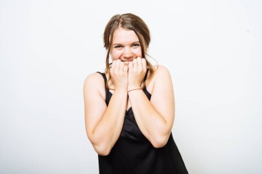 Kadın tırnaklarını yiyor.