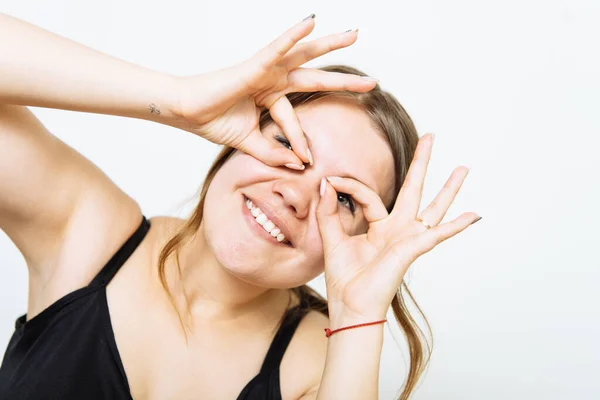 Γυναίκα Κοιτάζει Μέσα Από Χέρια Κάνοντας Κυάλια — Φωτογραφία Αρχείου