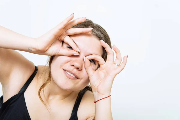 Mujer Mirando Través Las Manos Haciendo Prismáticos — Foto de Stock