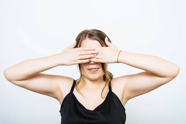 Kadın Elleriyle Gözlerini Kapatıyor — Stok fotoğraf