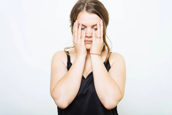 Frau Verdeckt Sein Gesicht Mit Der Hand — Stockfoto