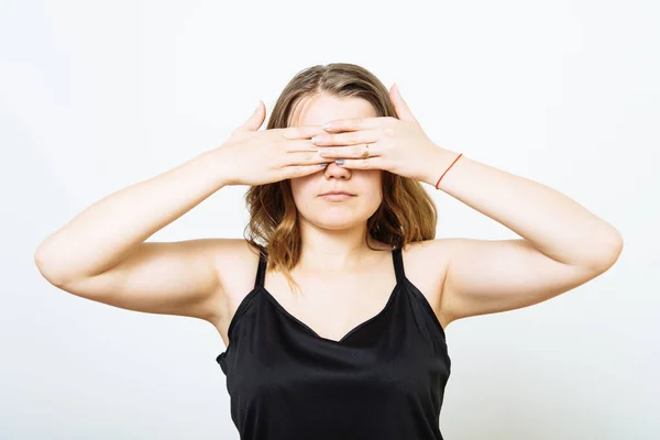 Mujer Cierra Los Ojos Con Las Manos — Foto de Stock