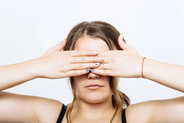 Mujer Cierra Los Ojos Con Las Manos — Foto de Stock