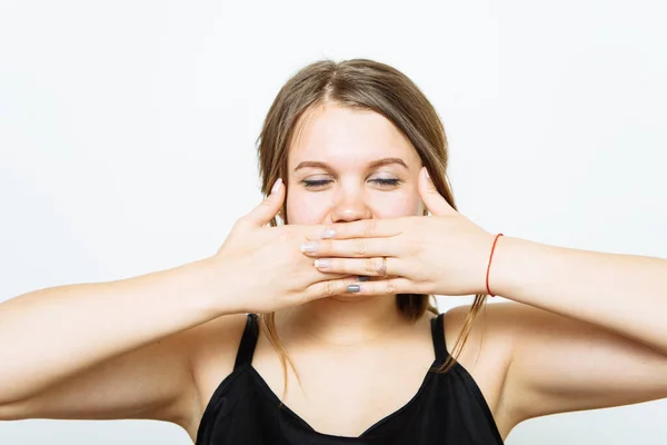 Erfolgreiches Stilvolles Mädchen Bedeckt Ihren Mund Mit Den Händen Isoliert — Stockfoto