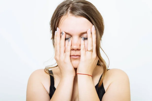 Frau Verdeckt Sein Gesicht Mit Der Hand — Stockfoto