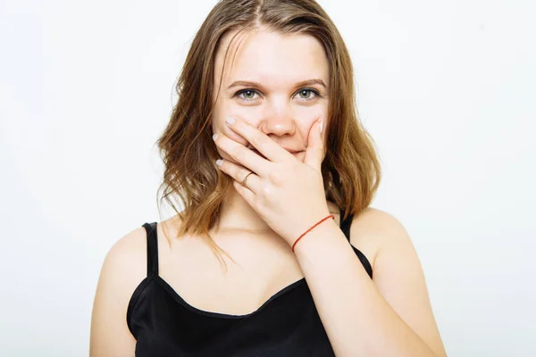 Kız Gülüyor Ağzını Kapatıyor — Stok fotoğraf