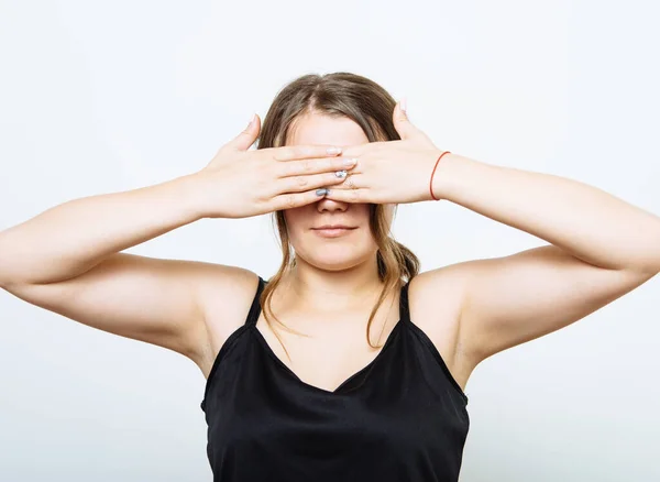 Mujer Cierra Los Ojos Con Las Manos — Foto de Stock