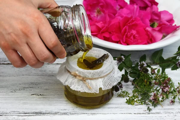 Medicina alternativa, olio di rimedio da erbe curative — Foto Stock