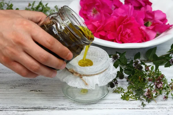 Alternativní medicína, náprava oleje z léčivé byliny — Stock fotografie