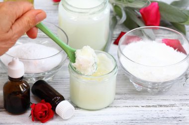 Ev yapımı antibakteriyel deodorant karıştırma