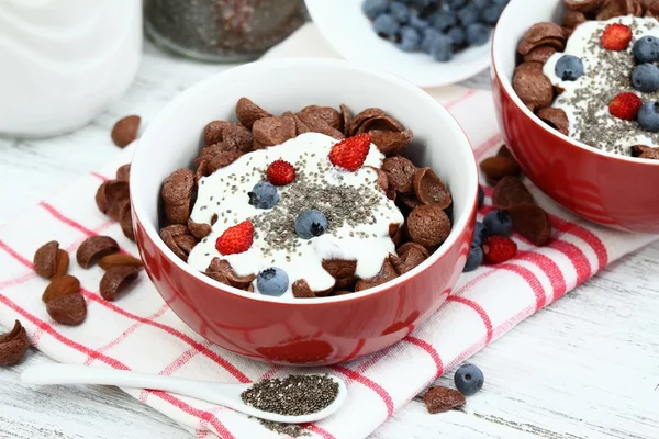 Flocons de céréales au chocolat au petit déjeuner avec yaourt et graines de chia — Photo