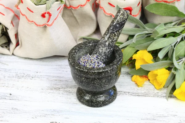 Mortero con lavanda, salvia fresca y flor de onagra — Foto de Stock