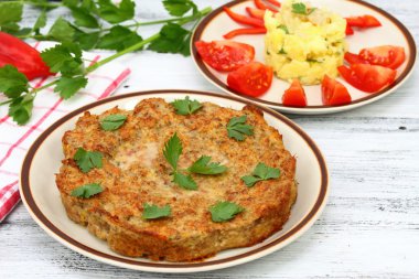 Yapılan kıyma, yumurta, ekmek kırıntıları ve baharat avuç köfte