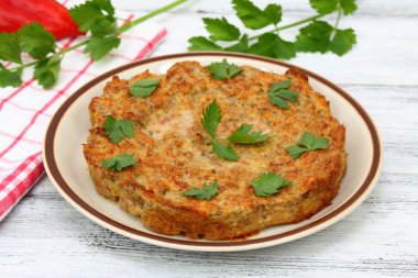 Yapılan kıyma, yumurta, ekmek kırıntıları ve baharat avuç köfte