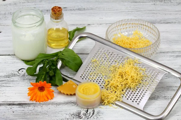 Zeytin ve Hindistan cevizi yağı balmumu ile yapılan ev yapımı Dudak kremi 