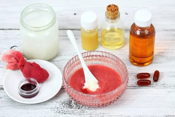 Hacer brillo labial casero de varios tipos de aceite y cera de abejas —  Fotos de Stock