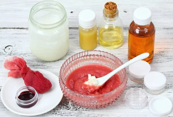 Het maken van zelfgemaakte lipgloss van verschillende soorten olie en bijenwas — Stockfoto