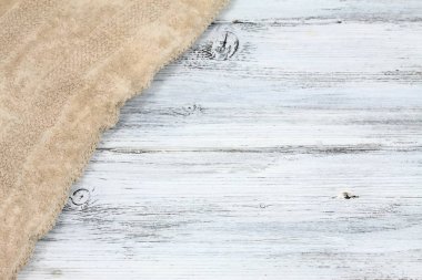 Beyaz rustik ahşap masa üzerinde yumuşak havlu