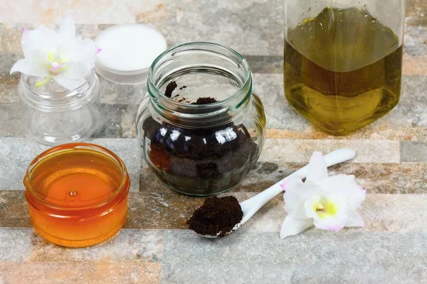Exfoliación cutánea de café molido usado, miel y aceite de oliva —  Fotos de Stock
