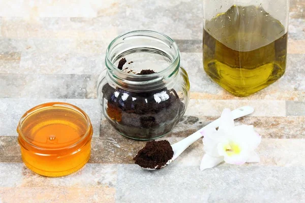 Skin scrub  from used coffee  grounds, honey and olive oil — Stock Photo, Image
