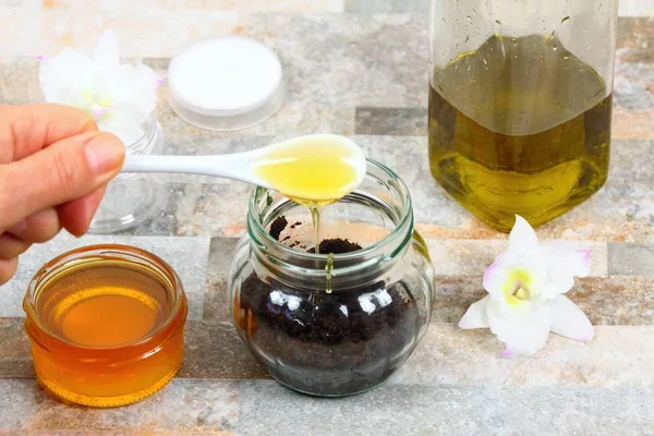 Exfoliación cutánea de café molido usado, miel y aceite de oliva — Foto de Stock