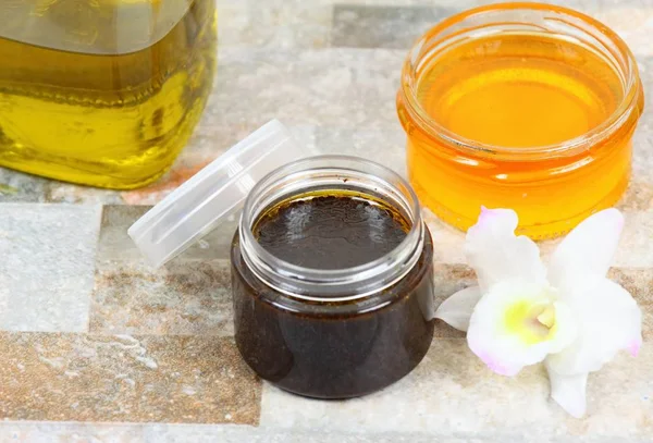Scrub van gebruikte koffiedik, honing en olijfolie huid — Stockfoto