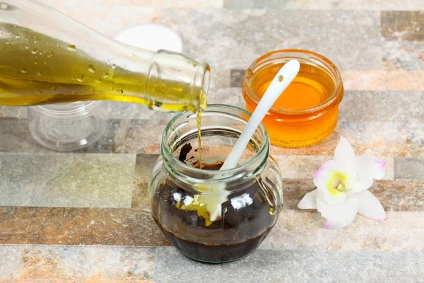 Making skin scrub  from olive oil, used coffee  grounds and  honey — Stock Photo, Image