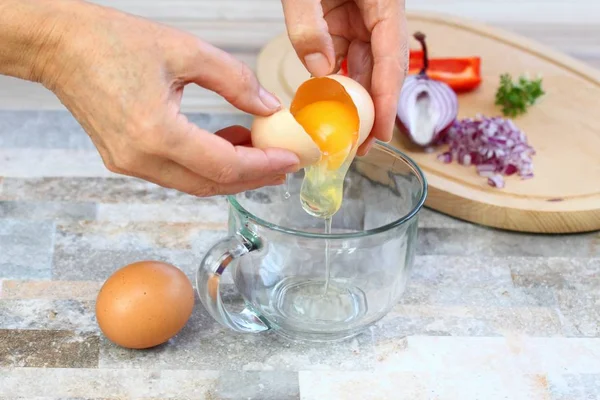 Preparare frittata di uova da uova fresche biologiche — Foto Stock