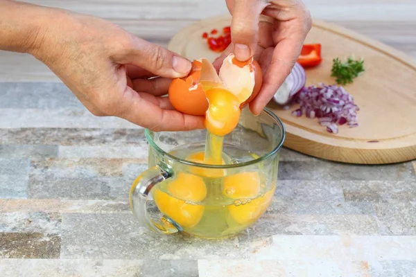Preparare frittata di uova da uova fresche biologiche — Foto Stock