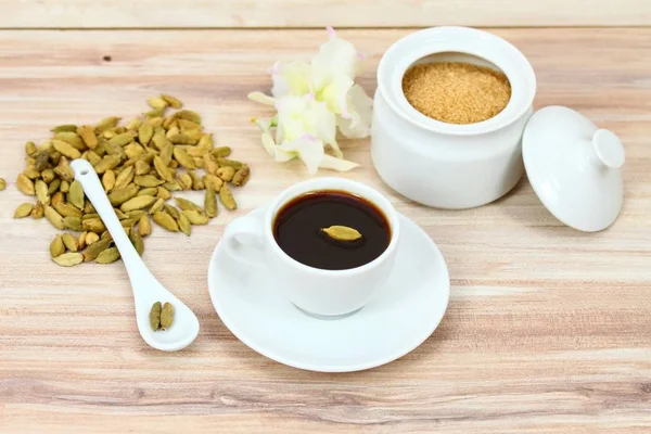 黑咖啡和小豆蔻种子 — 图库照片