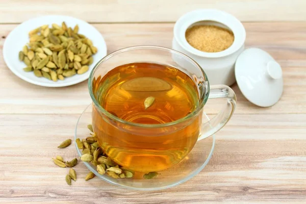 Czarna herbata i nasiona kardamonu — Zdjęcie stockowe