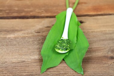 Ev yapımı pesto kavanoz rustik ahşap tablo