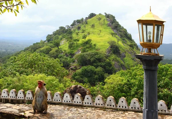 Famous Adams peak, picture taken from Cave temple  in Dambulla — Stock Photo, Image