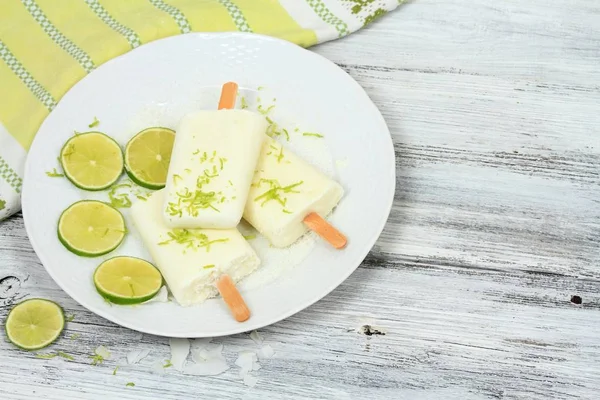 Hemmagjord lime isglass från cream med kokos — Stockfoto