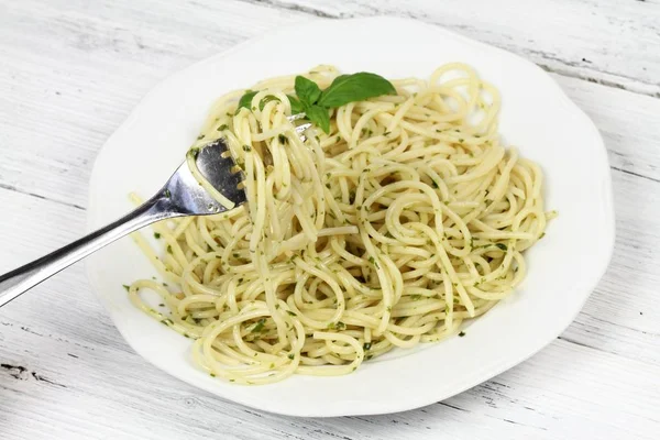 Espaguete com pesto caseiro e manjericão — Fotografia de Stock