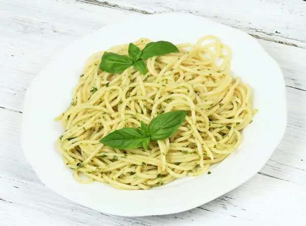 Spaghetti mit hausgemachtem Pesto und Basilikum — Stockfoto