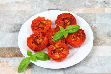 Plaka üzerinde ızgara domates