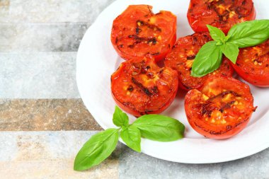 Plaka üzerinde ızgara domates.