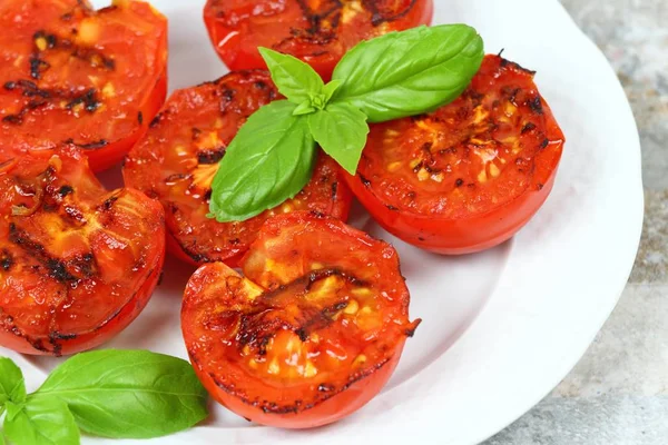 Plaka üzerinde ızgara domates.