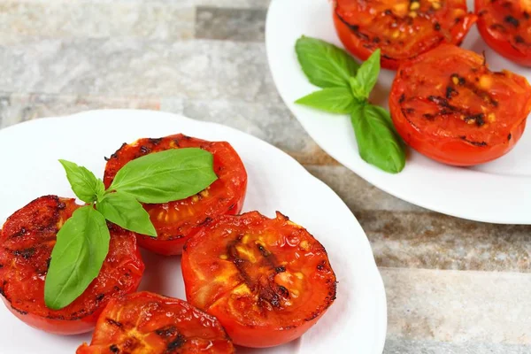 Tomates grelhados no prato . — Fotografia de Stock