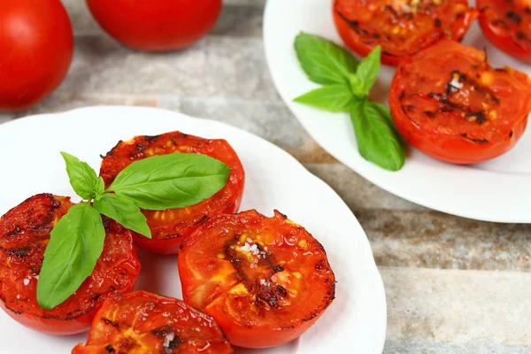 Tomates grelhados com sal no prato . — Fotografia de Stock