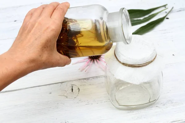 Filtrierende Tinktur aus den Blütenköpfen der schmalen lila Zapfenblume — Stockfoto