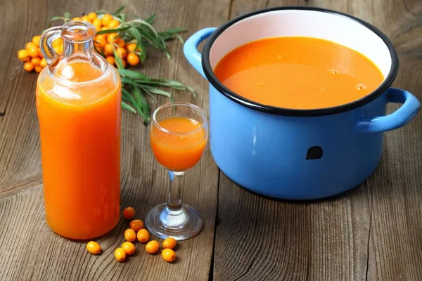 Ev yapımı deniz buck diken likör, ahşap tahta üzerinde iğde rhamnoides 